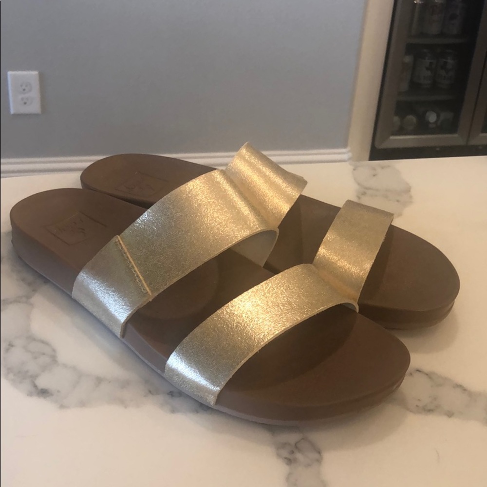 Super cute Reef gold slides